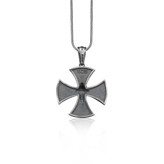 Skull in middle of crusader cross pendant necklace for men, Gothic cross mens necklace in silver, Knight templar pendant